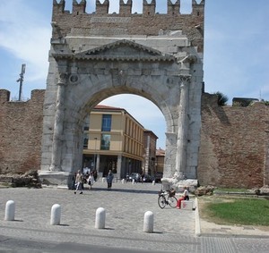 Арка Августа в Римини - фото 28