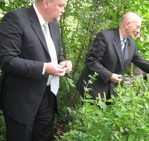 Л.Плошкин угощает мэра дарами сада - фото 16