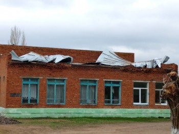 Шквалистый ветер снёс кровли нескольких зданий в Саратовской области
