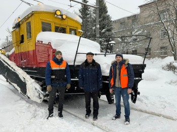 Последствия снегопада в Нижнем Новгороде устраняют шесть трамваев-снегоочистителей