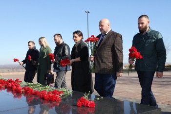 Гости премии "СВОИМ" возложили цветы к нижегородскому Вечному огню