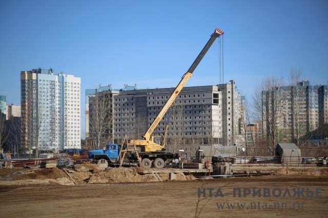 Недостроенную гостиницу около стадиона "Нижний Новгород" завесили рекламным баннером вместо планируемого ранее фальш-фасада за 2,38 млн. рублей