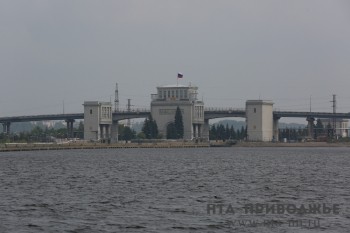 Две баржи столкнулись с воротами шлюза на Городецком гидроузле