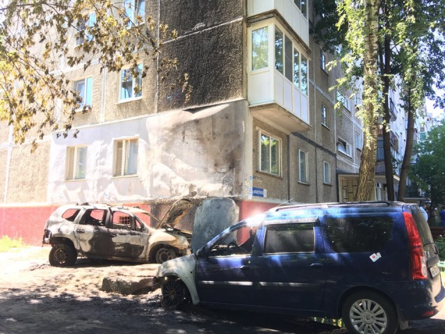 Шесть автомобилей сгорели в Сормовском районе Нижнего Новгорода в ночь на 27 июня 