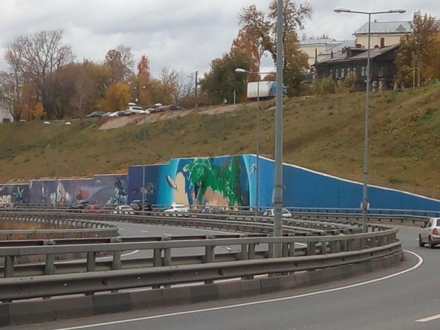 Граффити "Планета Земля" нанесли на подпорную стенку метромоста в Нижнем Новгороде