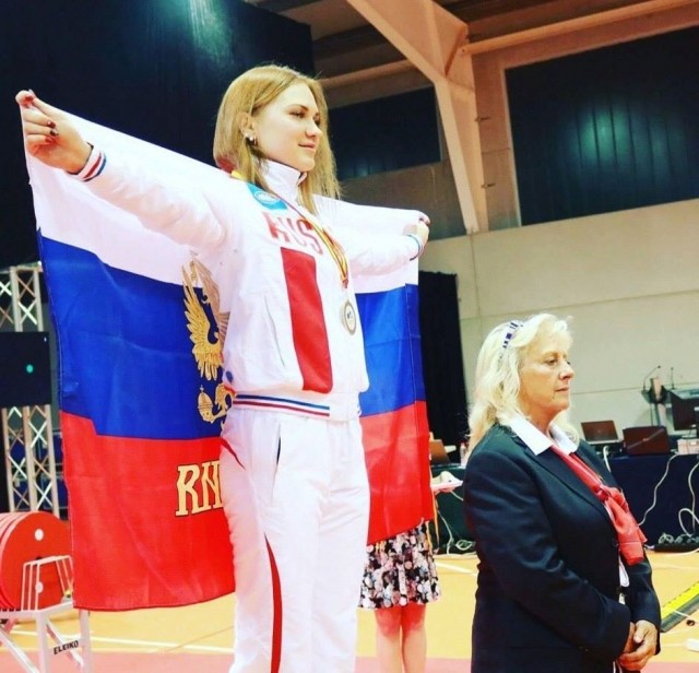 Надежда Чурилова из Арзамаса Нижегородской области выиграла "золото" чемпионата и первенства Европы по пауэрлифтингу