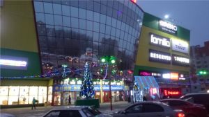 Оформление фасадов зданий и внутренних помещений праздничными аксессуарами продолжается в Калининском р-не Чебоксар