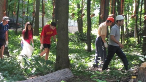 Активисты провели экологическую акцию в роще Гузовского в преддверии Дня города Чебоксары