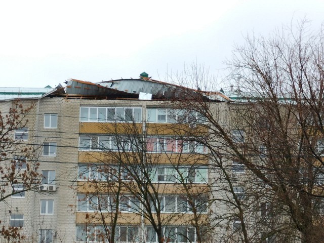 Шквалистый ветер снёс кровли нескольких зданий в Саратовской области
