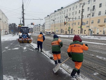 Чебоксарские службы ЖКХ ликвидируют последствия первого снегопада
