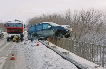 Внедорожник в Удмуртии чуть не сорвался с моста