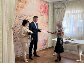 Наталья Назарова поздравила участника СВО с бракосочетанием 